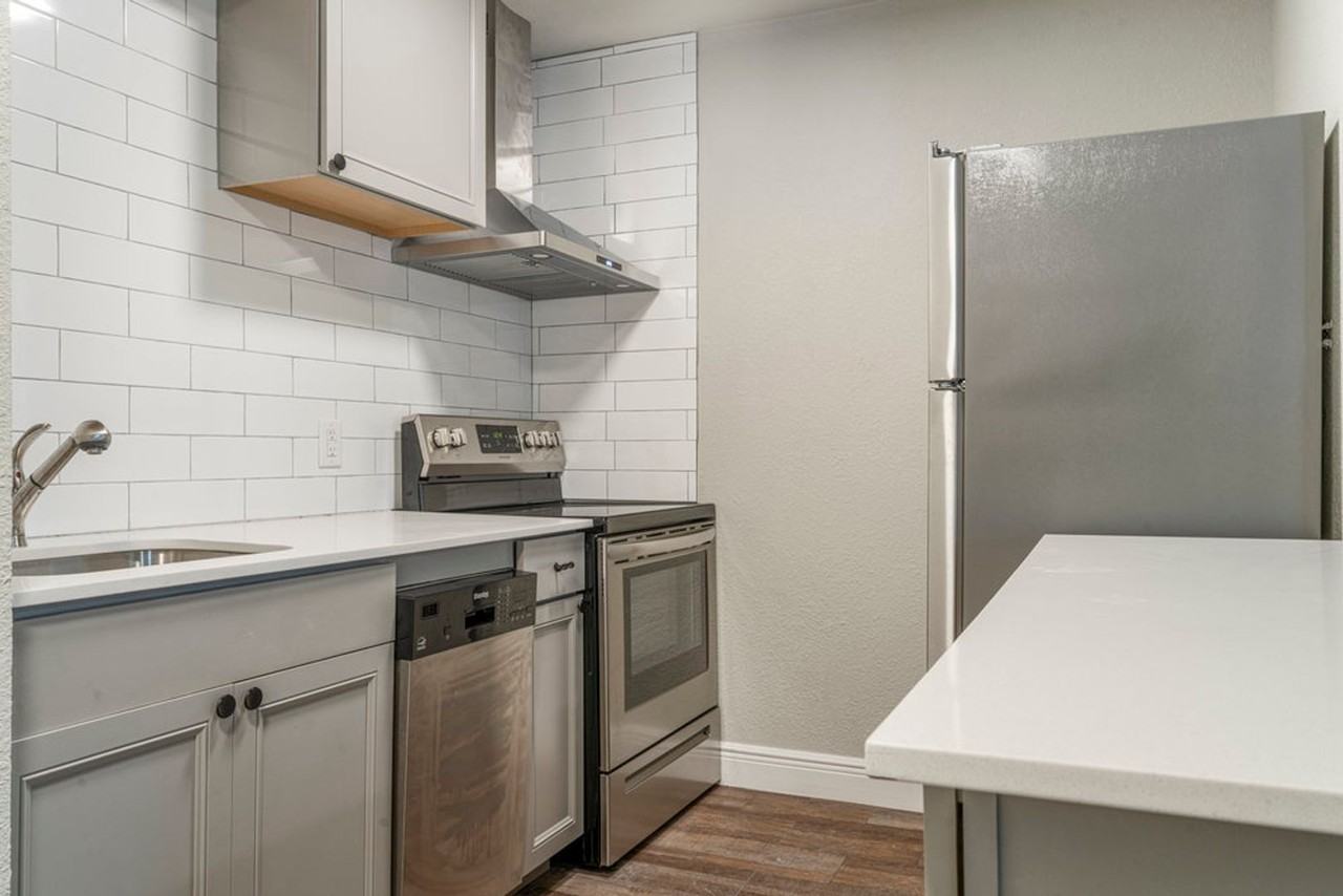 WHITE OAKS APARTMENTS - Photo 4 of 12