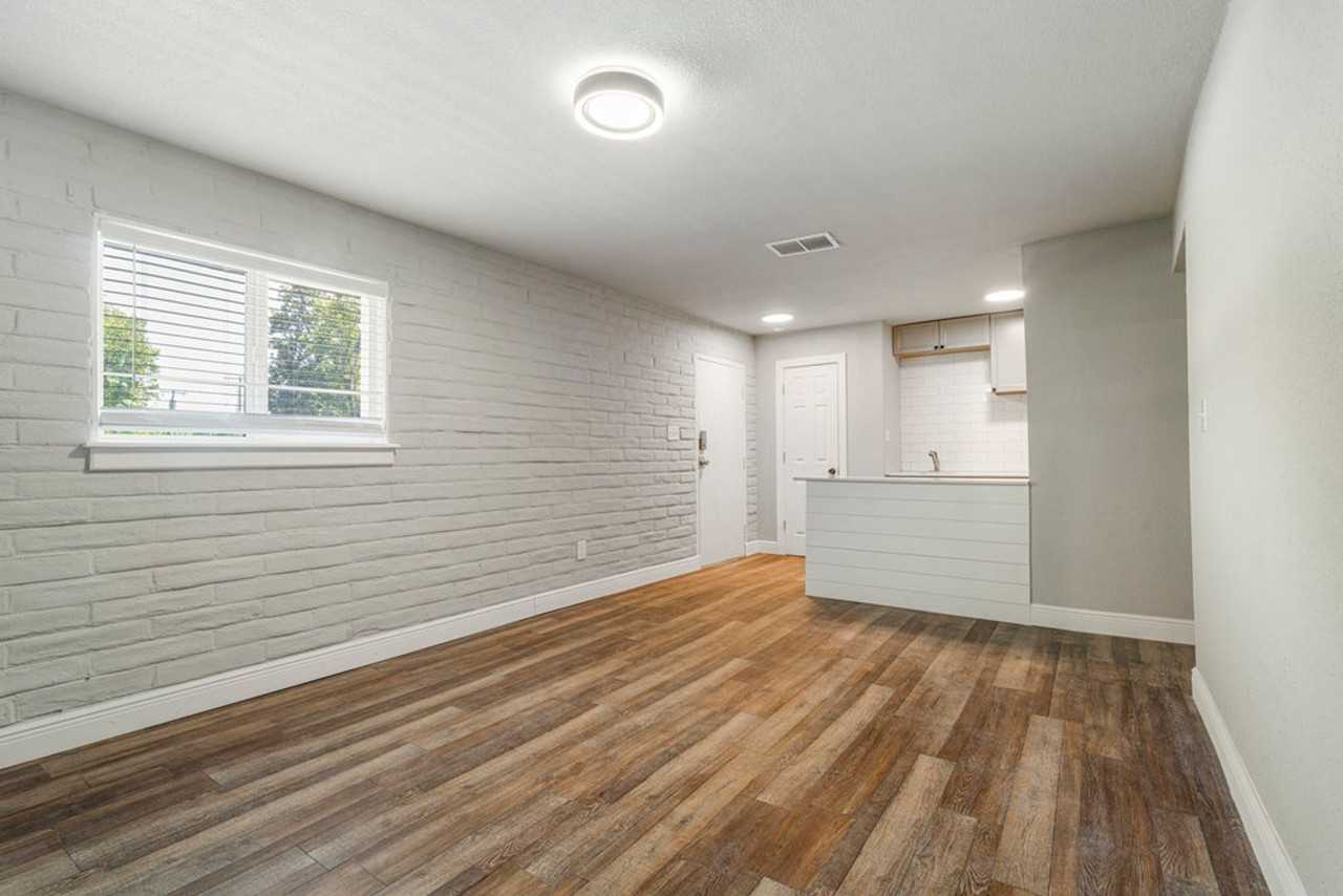 WHITE OAKS APARTMENTS - Photo 5 of 12