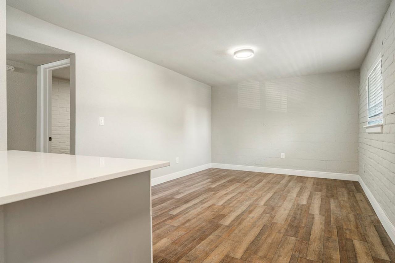 WHITE OAKS APARTMENTS - Photo 6 of 12