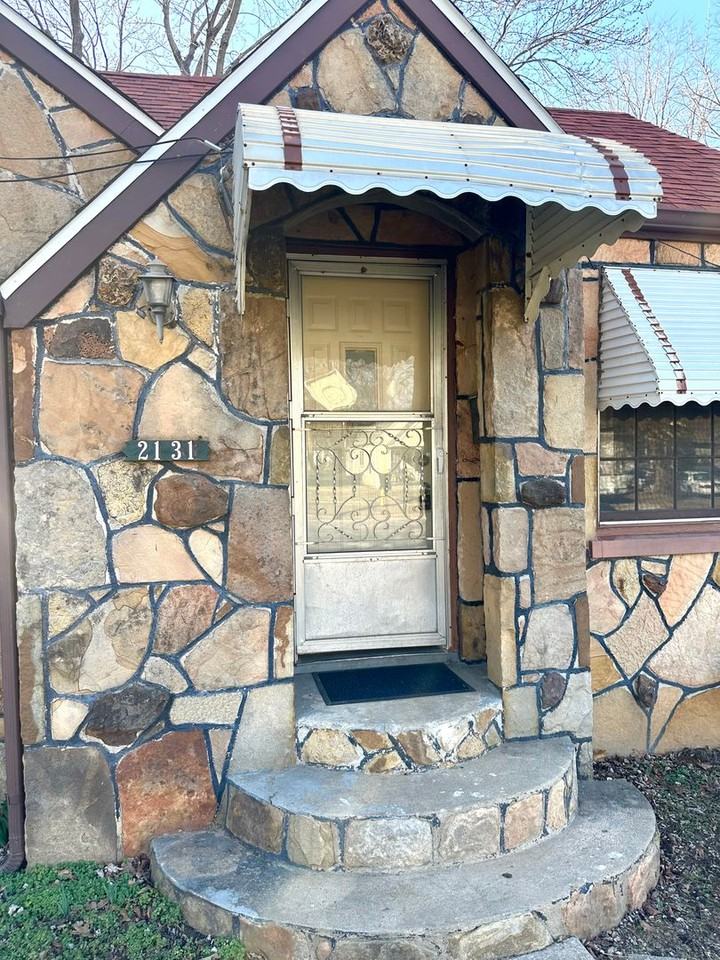 2131 N Travis Ave - Photo 3 of 17