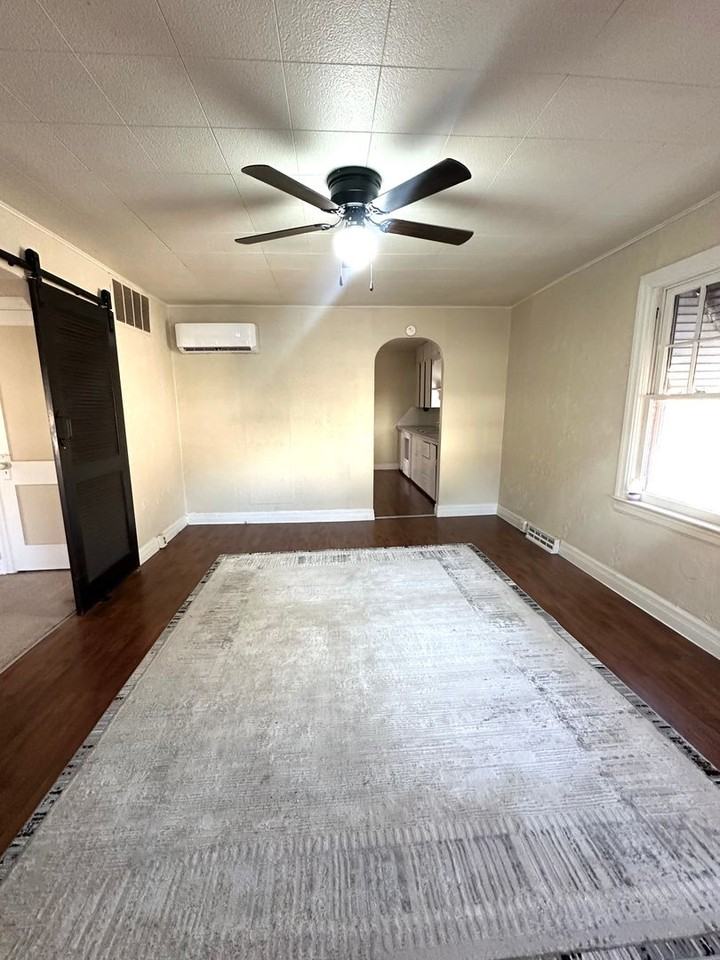 2131 N Travis Ave - Photo 4 of 17