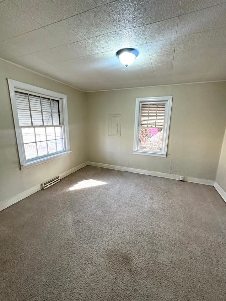 2131 N Travis Ave - Photo 7 of 17