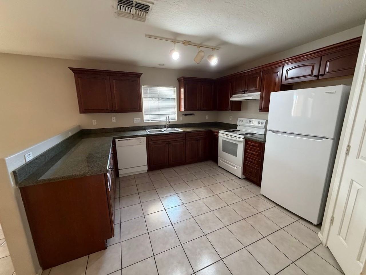 12809 W Dreyfus Dr - Photo 4 of 22