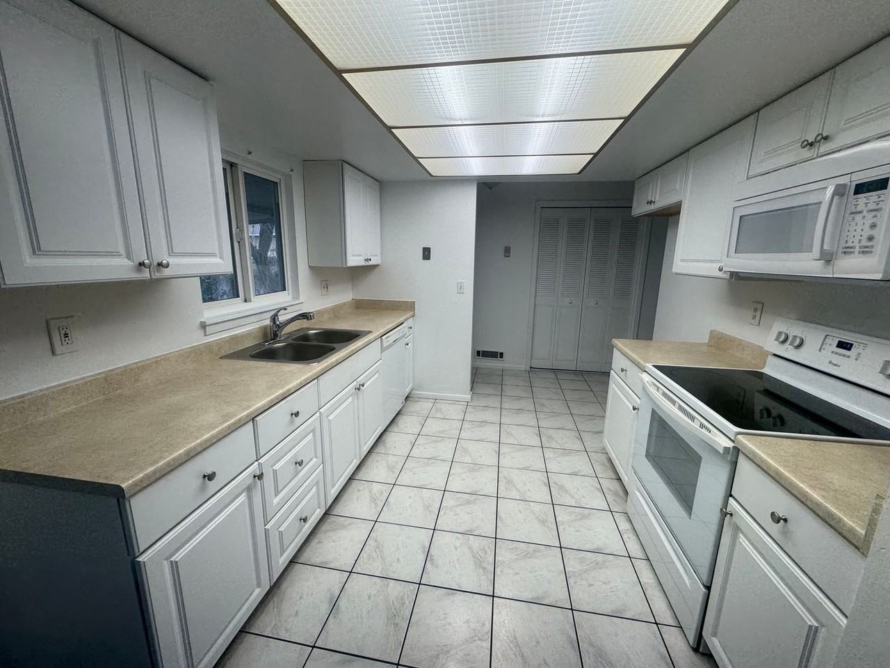 3212 W Derby Cir - Photo 4 of 17