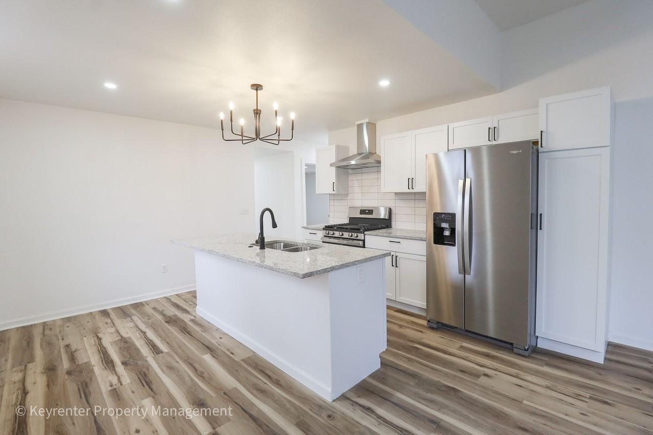 415 E 2nd St - Photo 3 of 26