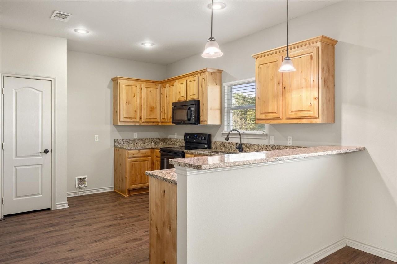 208 Lasso Ct - Photo 2 of 15