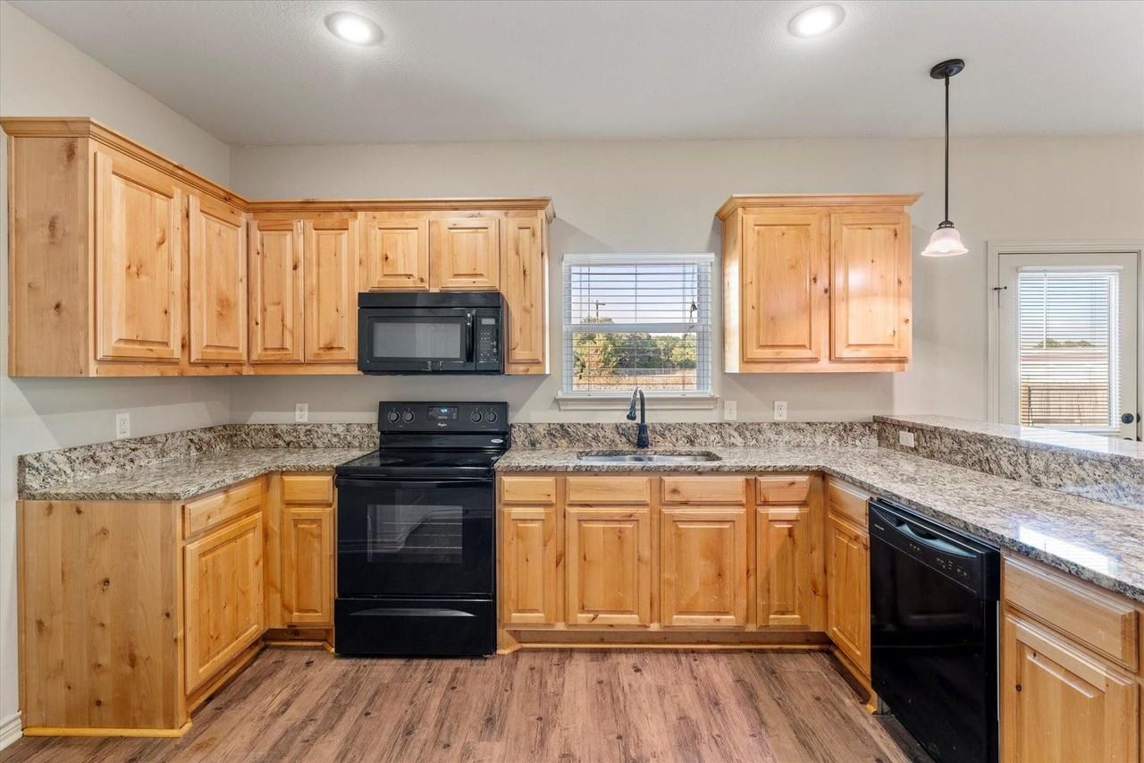 208 Lasso Ct - Photo 4 of 15