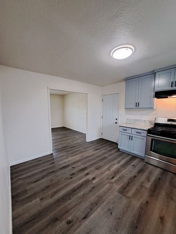 233 Vineyard Ave - Photo 2 of 13