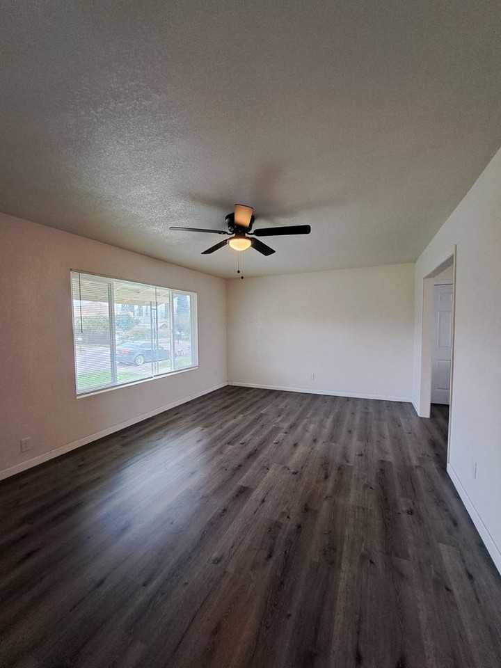 233 Vineyard Ave - Photo 3 of 13