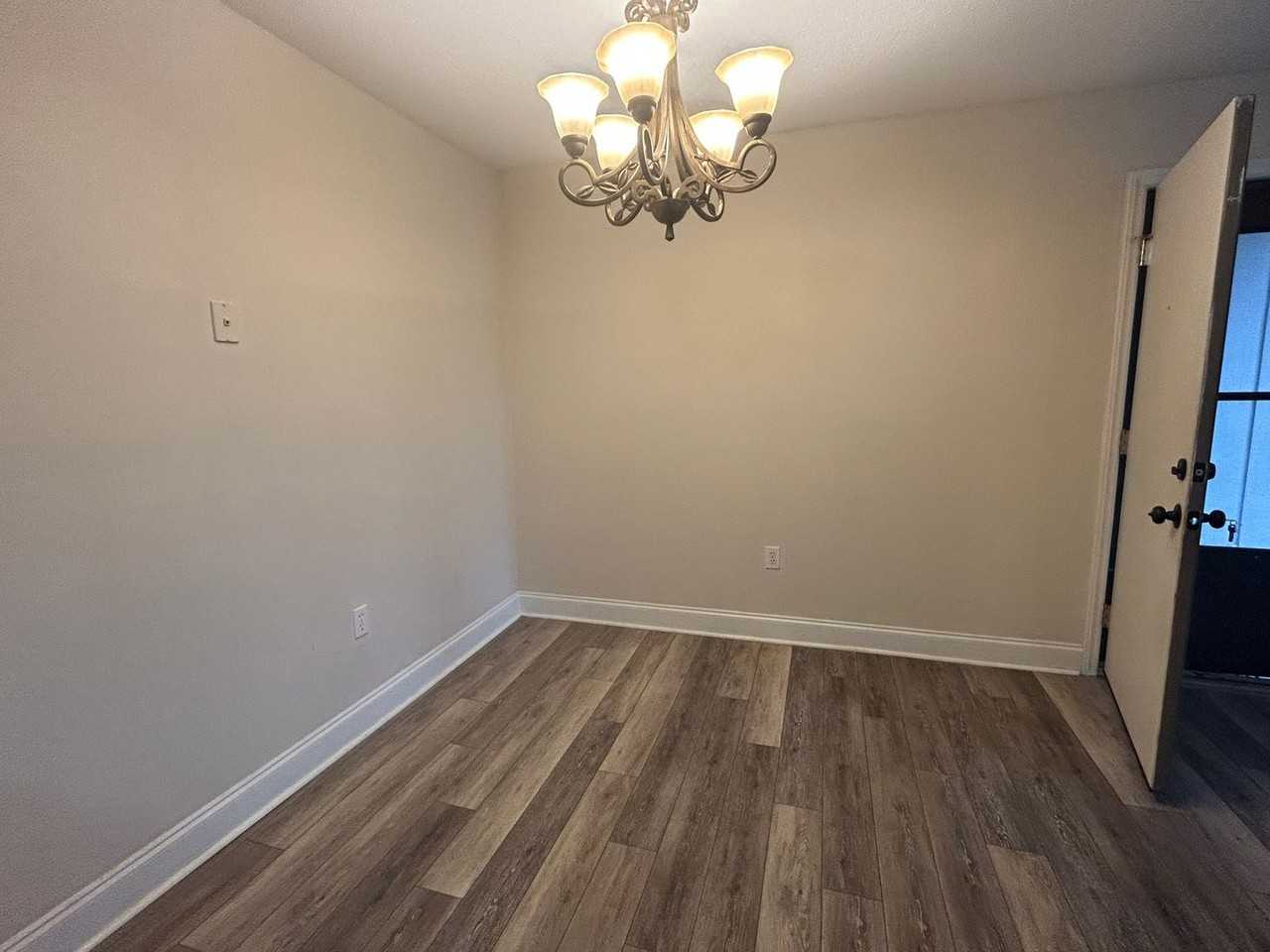 2260 2260 Sunderland Road 84W - Photo 4 of 8