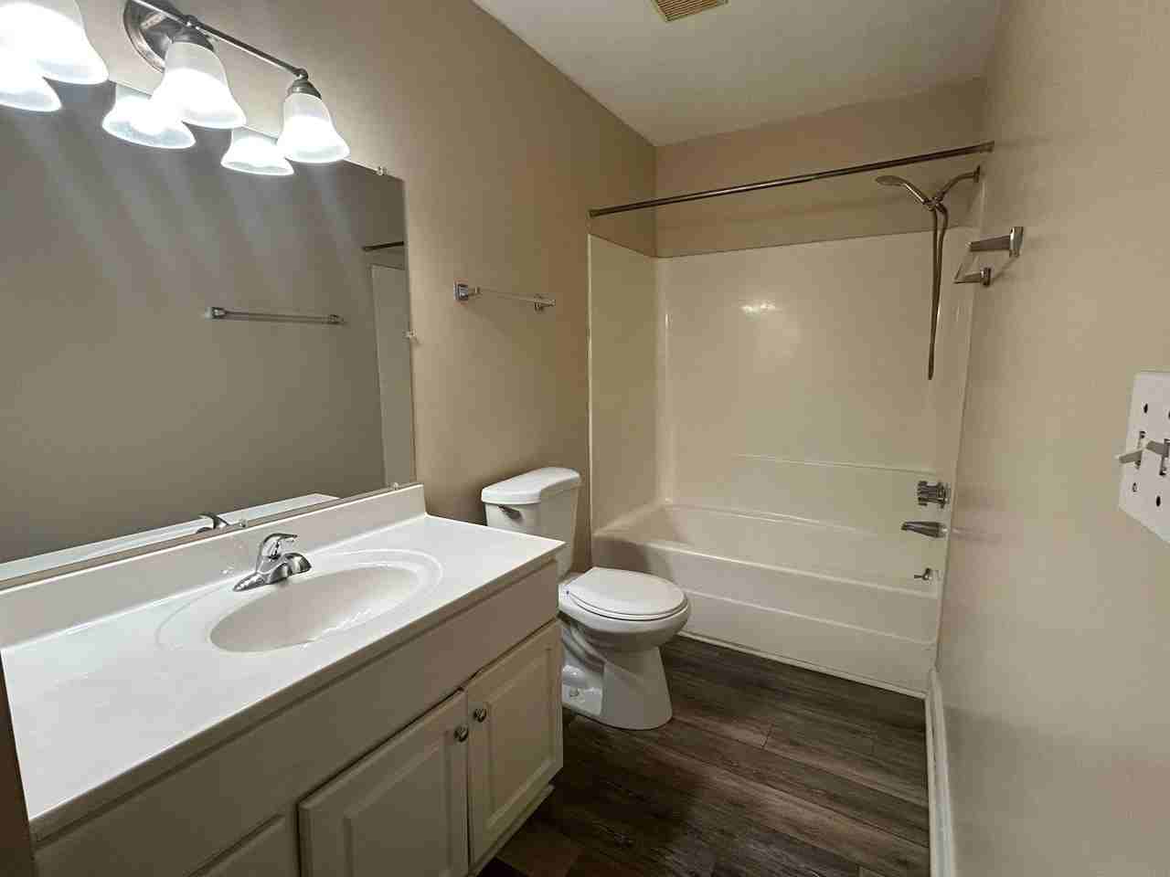 2260 2260 Sunderland Road 84W - Photo 6 of 8