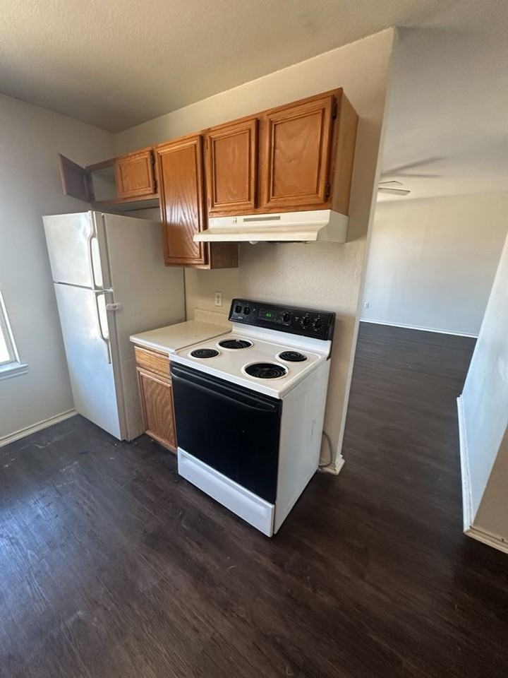 1501 Benttree Dr #D - Photo 5 of 10