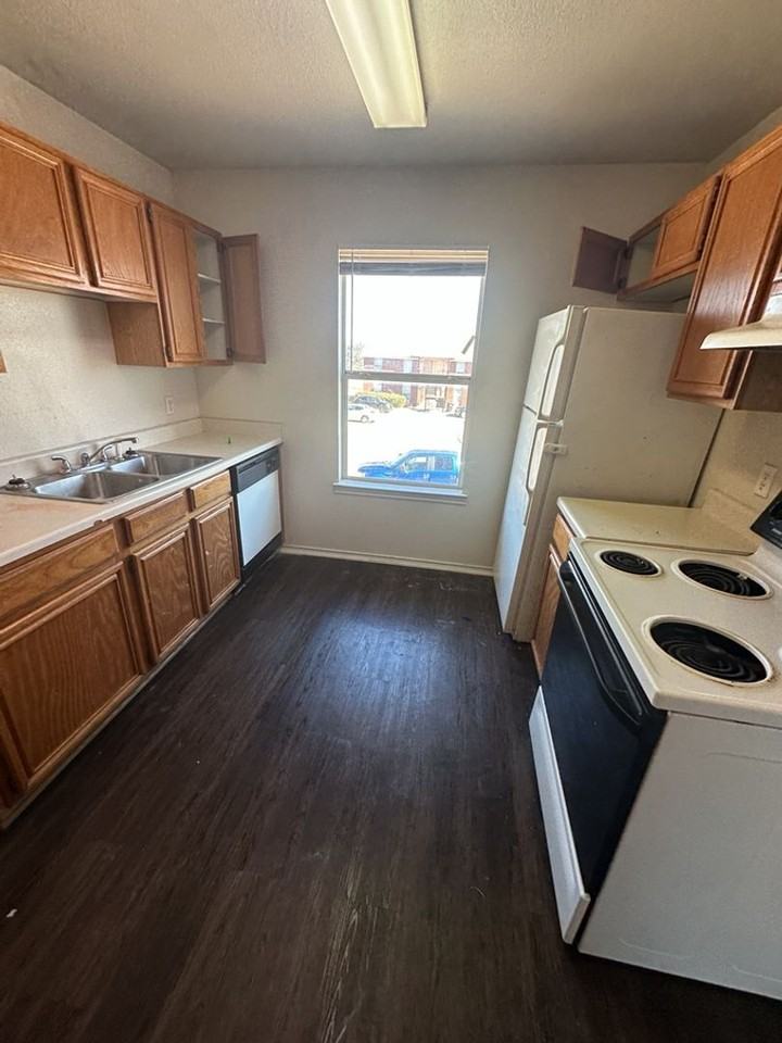 1501 Benttree Dr #D - Photo 6 of 10