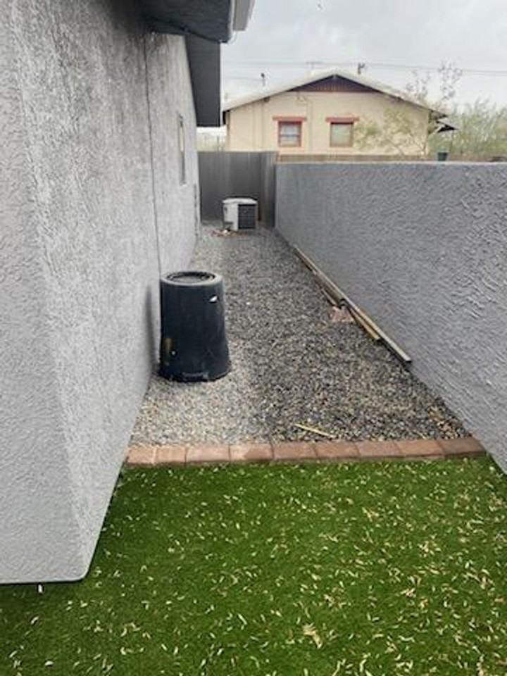 811 E Caddie St - Photo 2 of 22