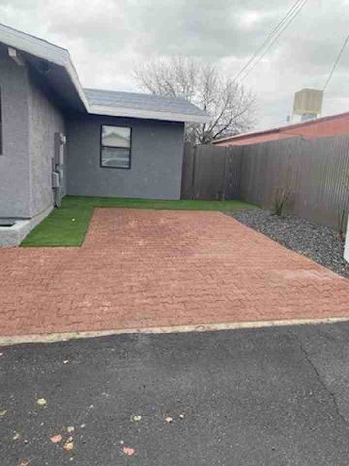 811 E Caddie St - Photo 4 of 22