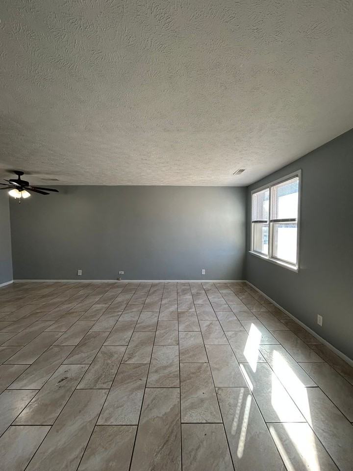 4135 S 27th St - Photo 4 of 16