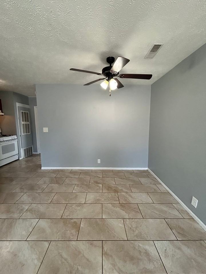 4135 S 27th St - Photo 5 of 16