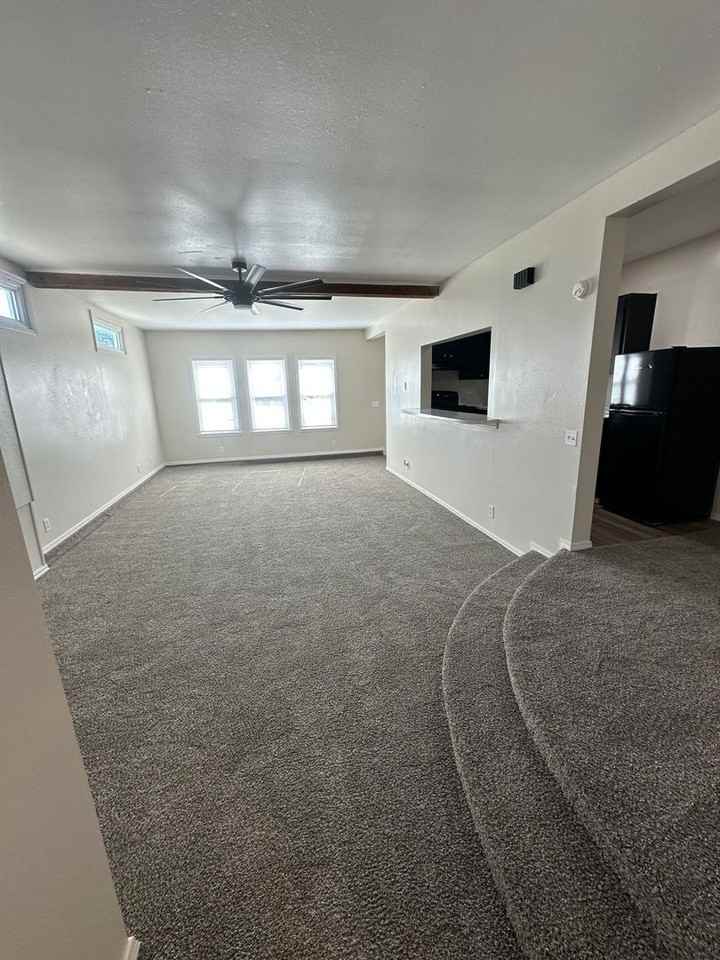 316 W 9th St - Photo 2 of 14