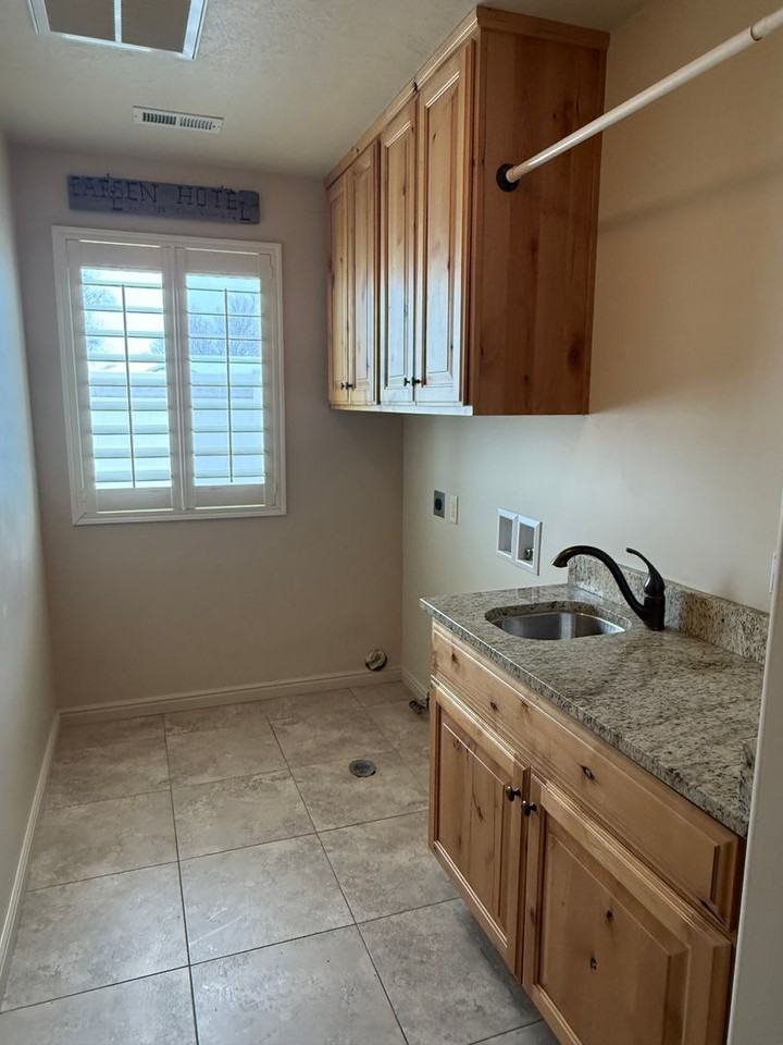 4279 S 3475 W - Photo 7 of 20