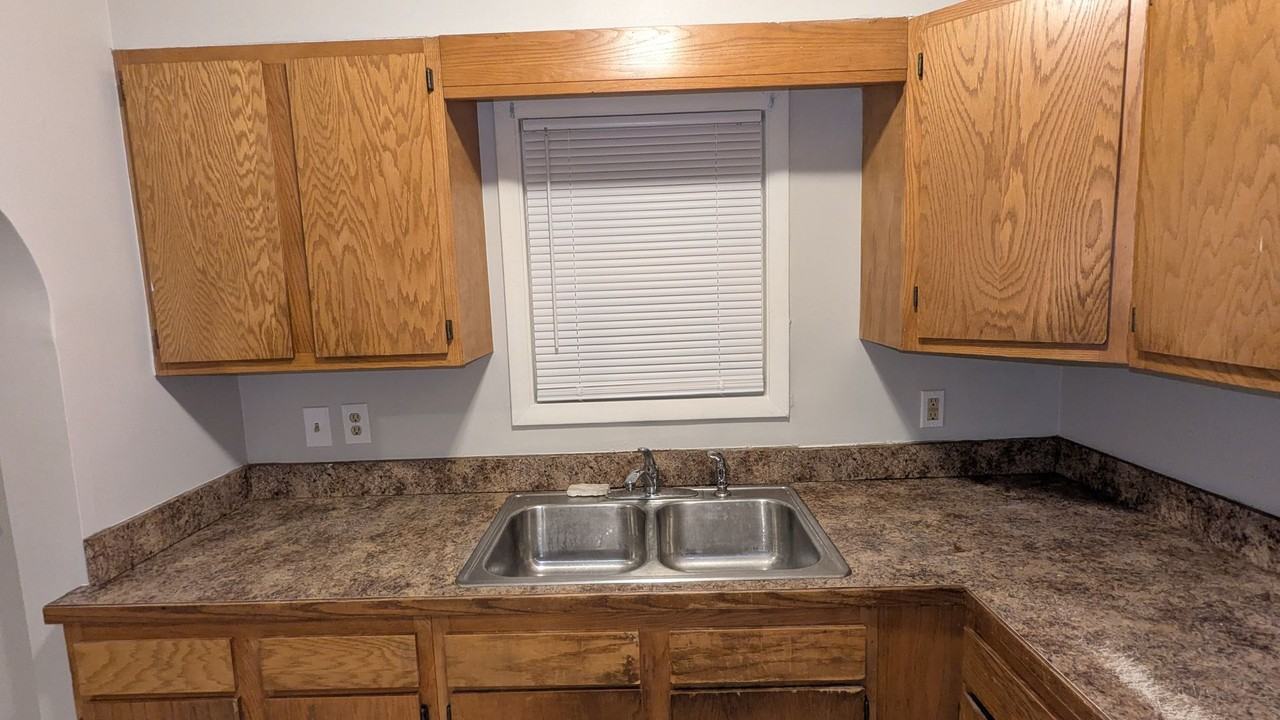 990 Baird St - Photo 6 of 34