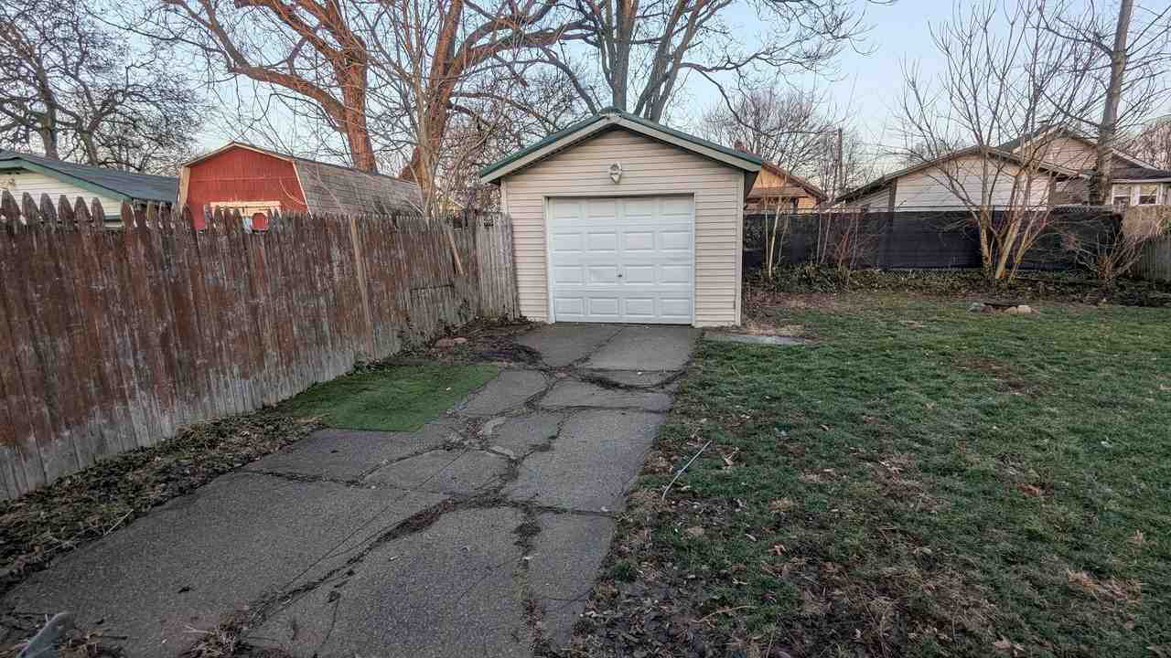 1025 Coventry St - Photo 3 of 35