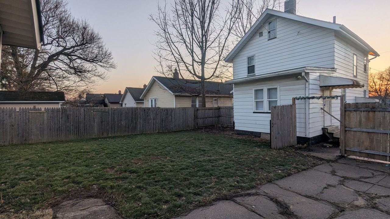 1025 Coventry St - Photo 4 of 35