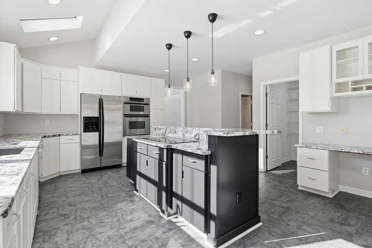 13835 Burntwoods Rd - Photo 3 of 33