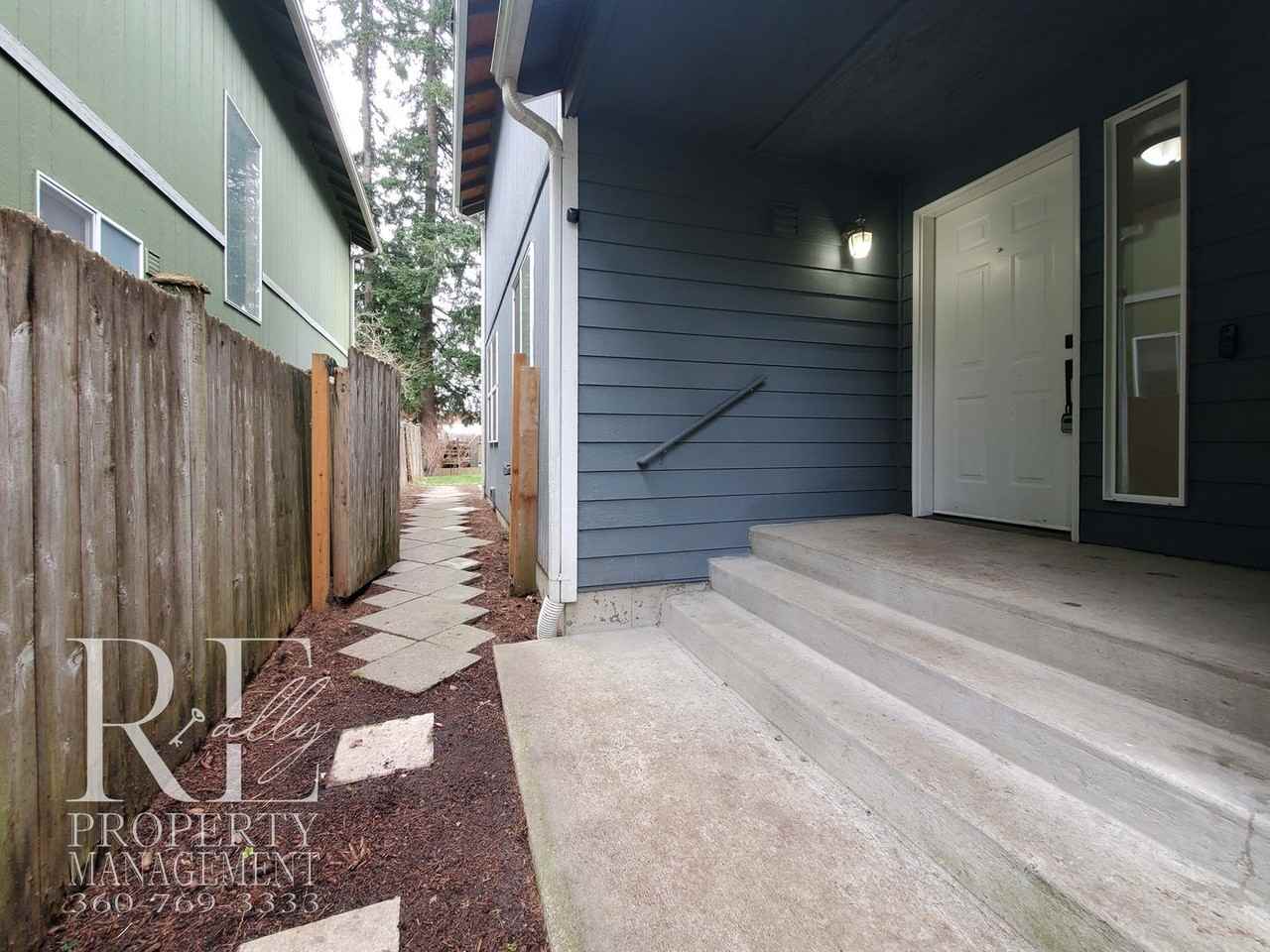 629 Ne Flagstone Ln - Photo 2 of 28