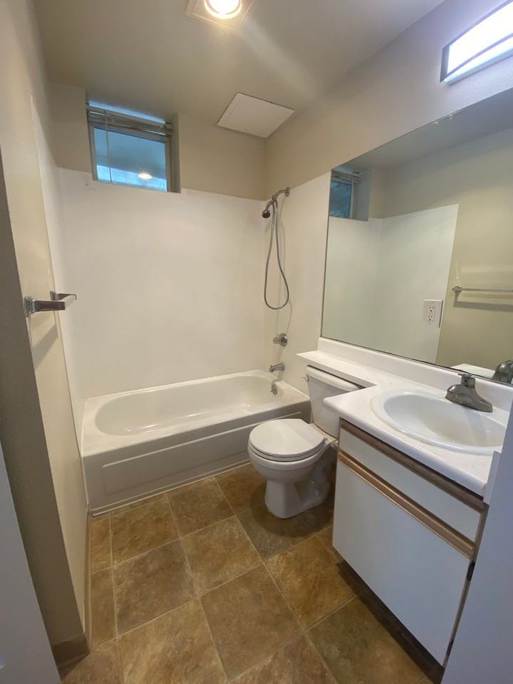 Everett Street Apartments - Photo 6 of 11