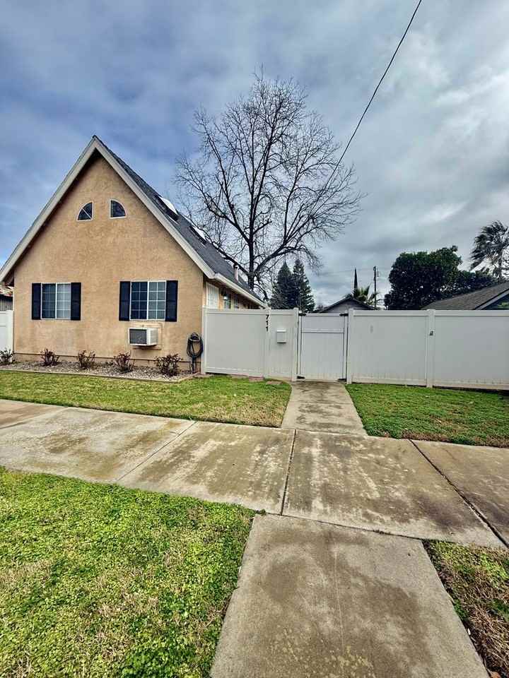 711 I St - Photo 2 of 15