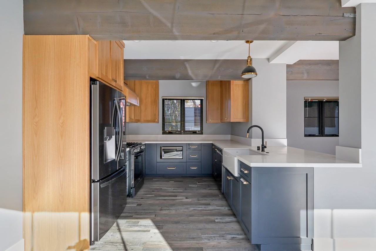 2519 Curtis Ave - Photo 4 of 16