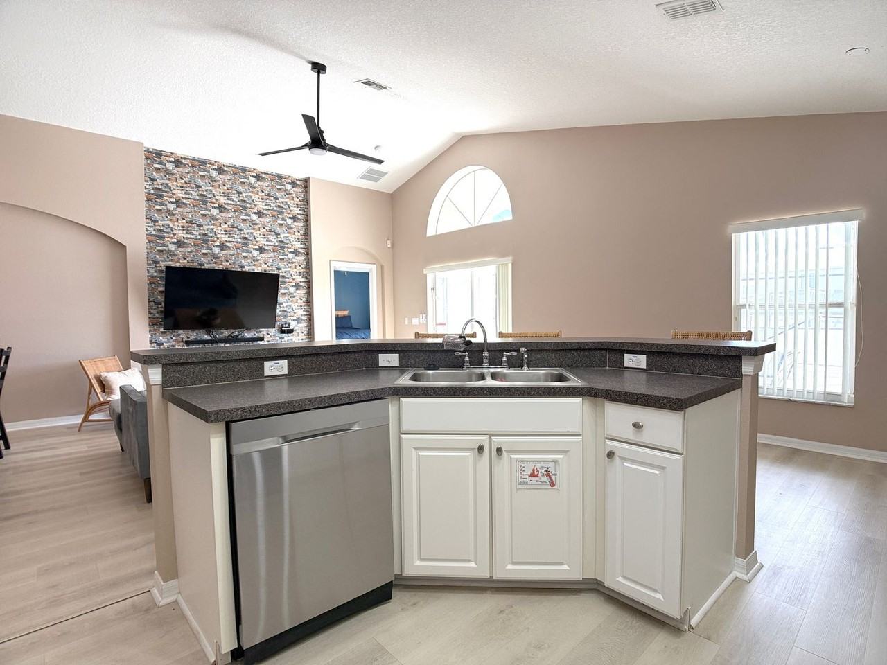 353 Kensington Dr - Photo 5 of 31