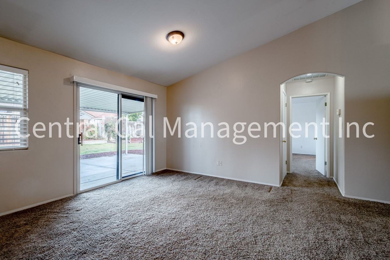 8512 Northshore Dr - Photo 5 of 24