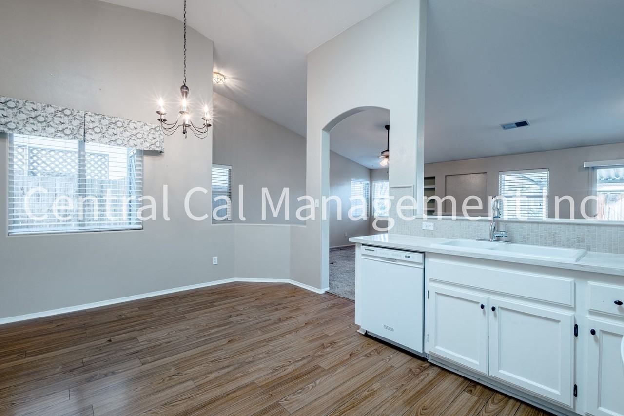 8512 Northshore Dr - Photo 7 of 24