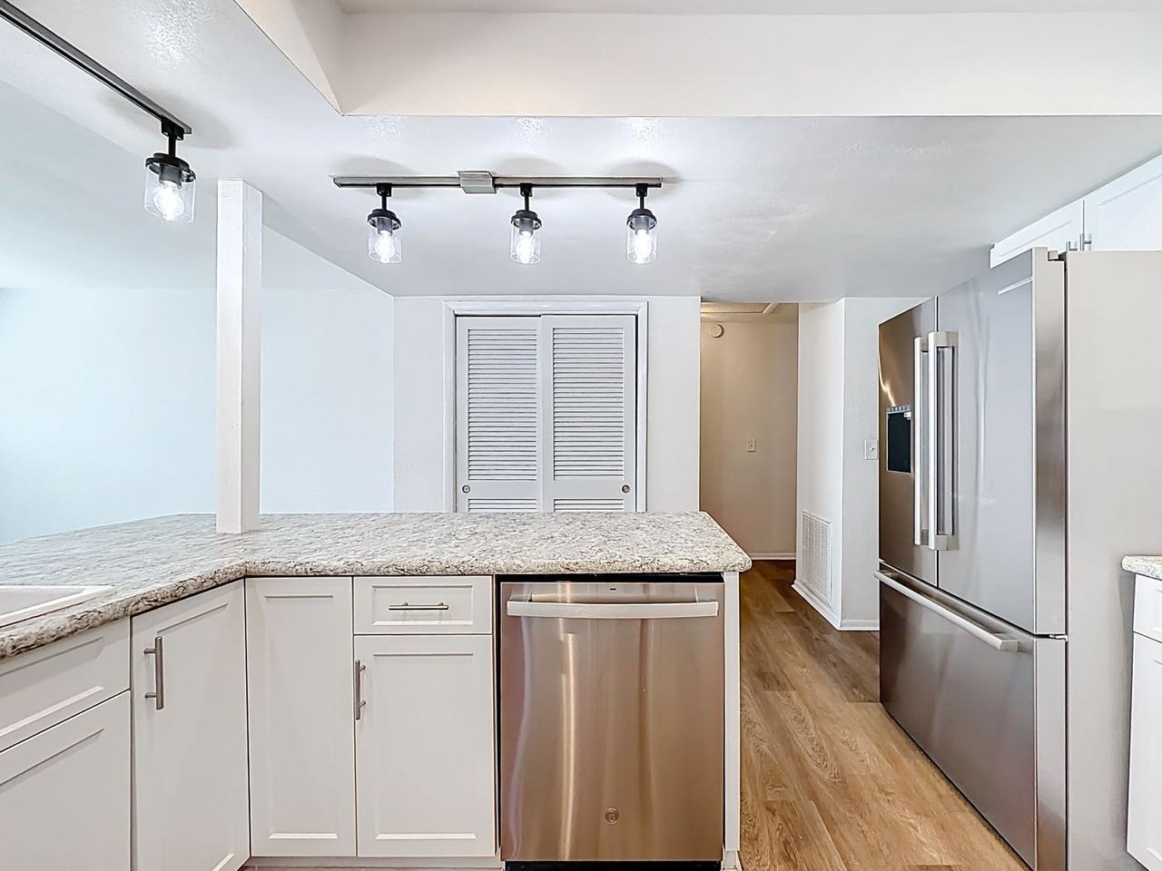 1001 Chinaberry Rd - Photo 5 of 32