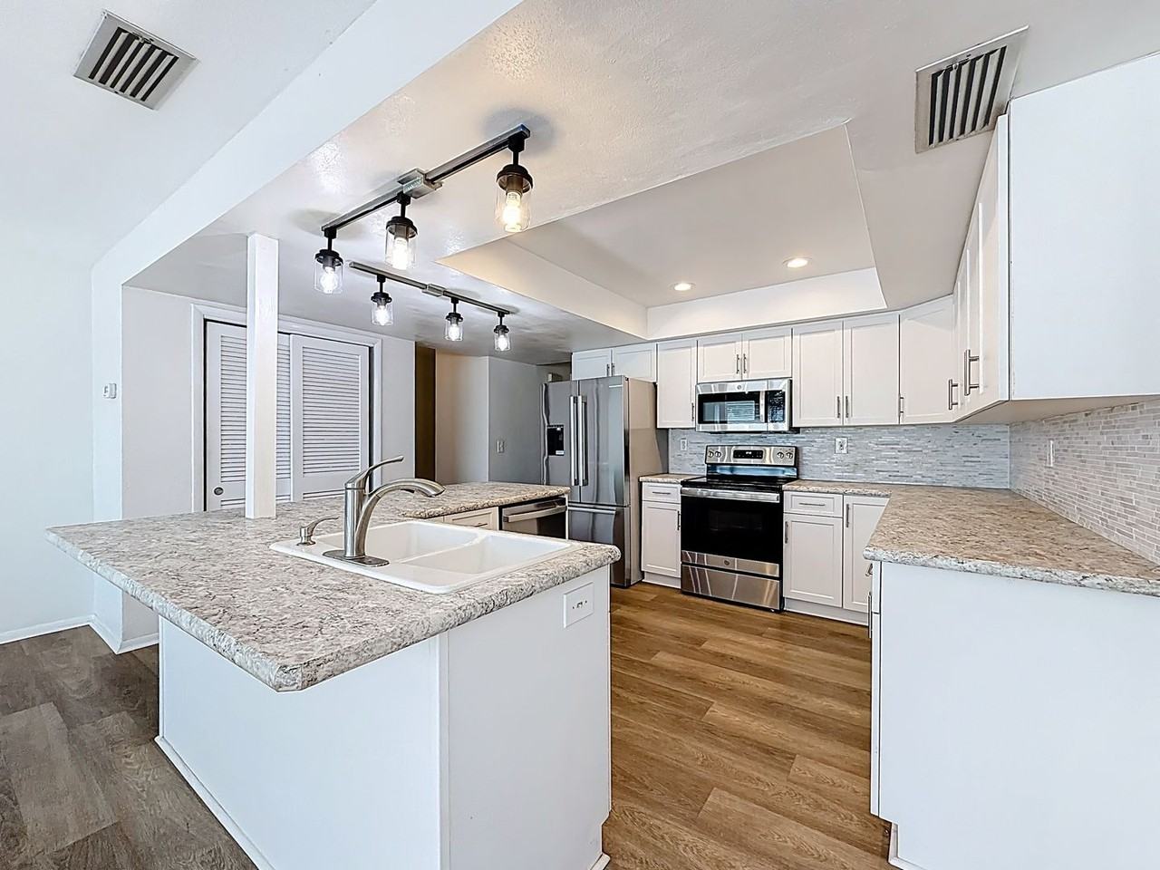 1001 Chinaberry Rd - Photo 7 of 32