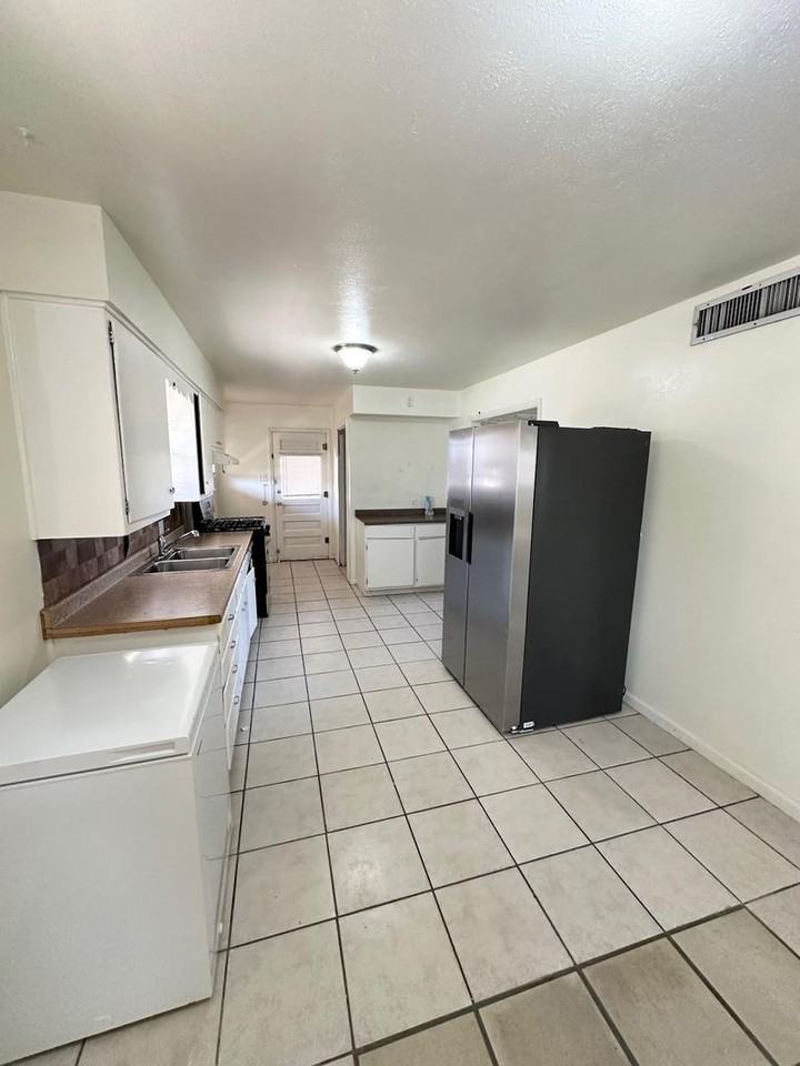 1200 Royalty Ave - Photo 4 of 11