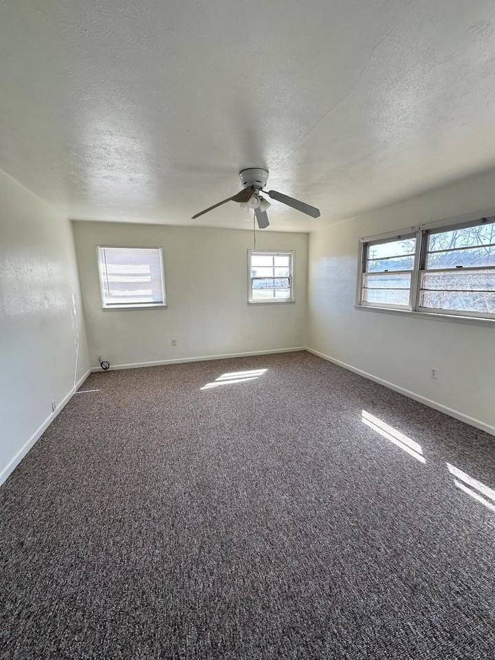 1200 Royalty Ave - Photo 5 of 11