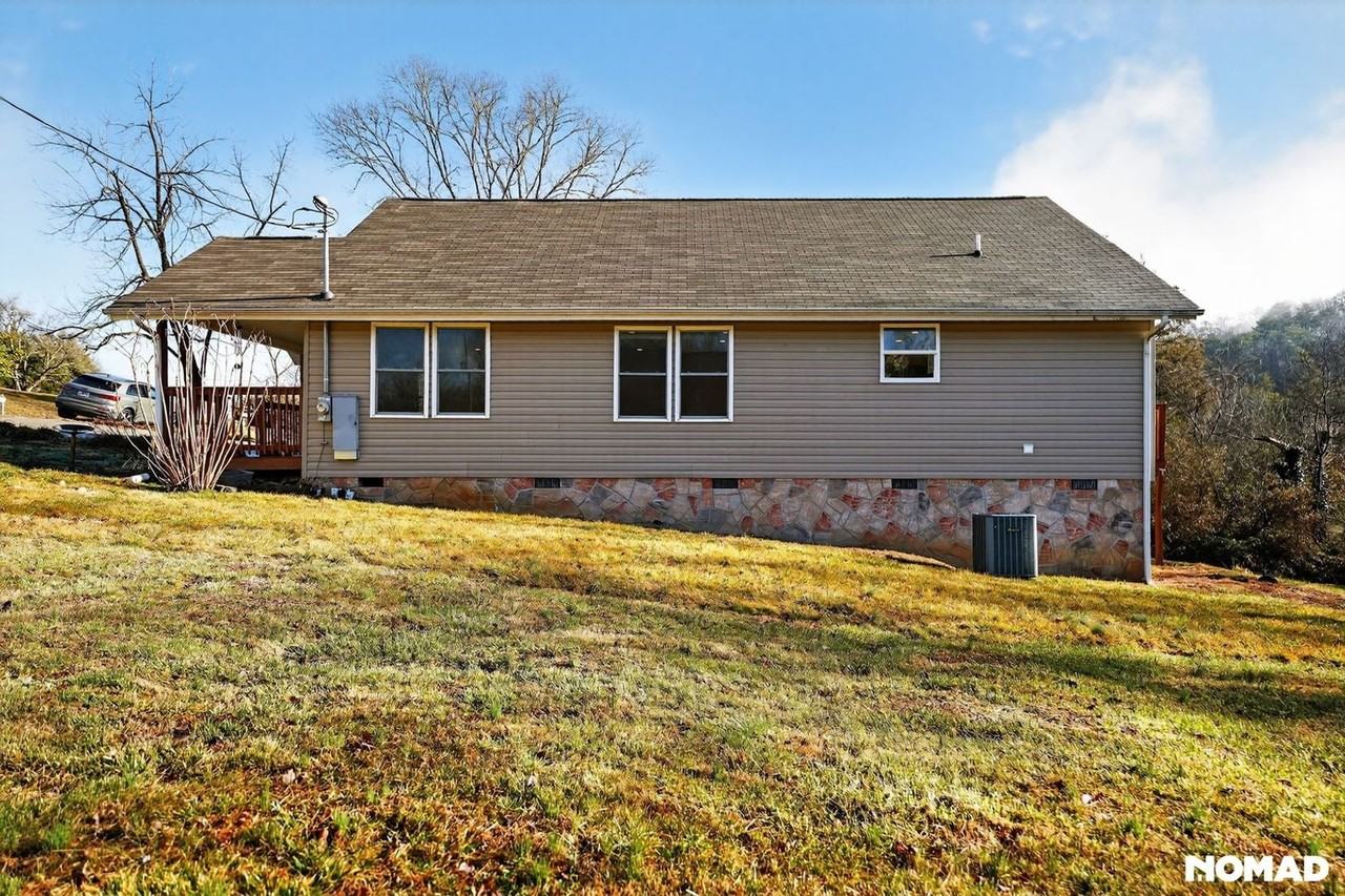 2246 Green Acres Cir - Photo 4 of 32