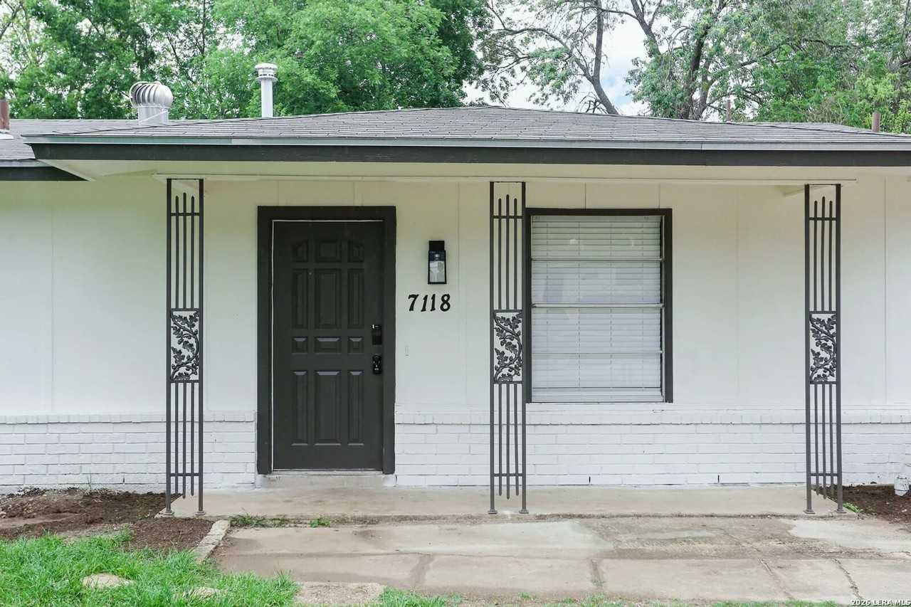 7118 Castleridge St - Photo 2 of 20