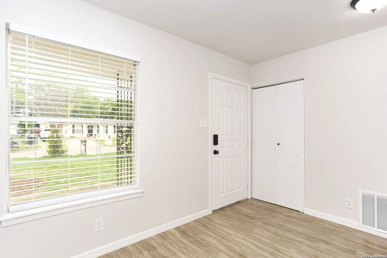 7118 Castleridge St - Photo 3 of 20