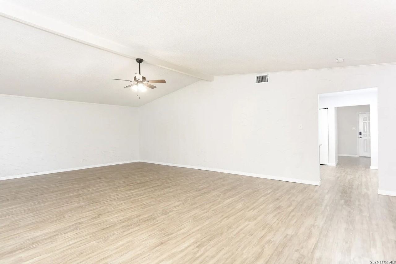 7118 Castleridge St - Photo 4 of 20