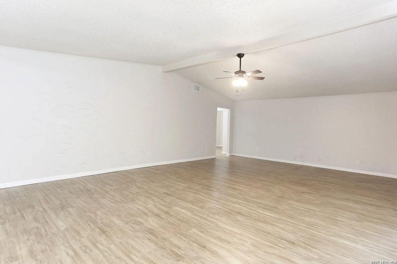 7118 Castleridge St - Photo 5 of 20