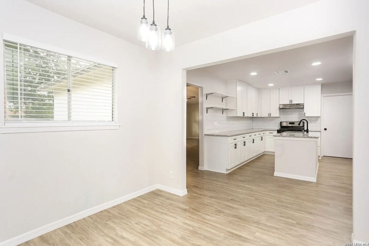 7118 Castleridge St - Photo 7 of 20