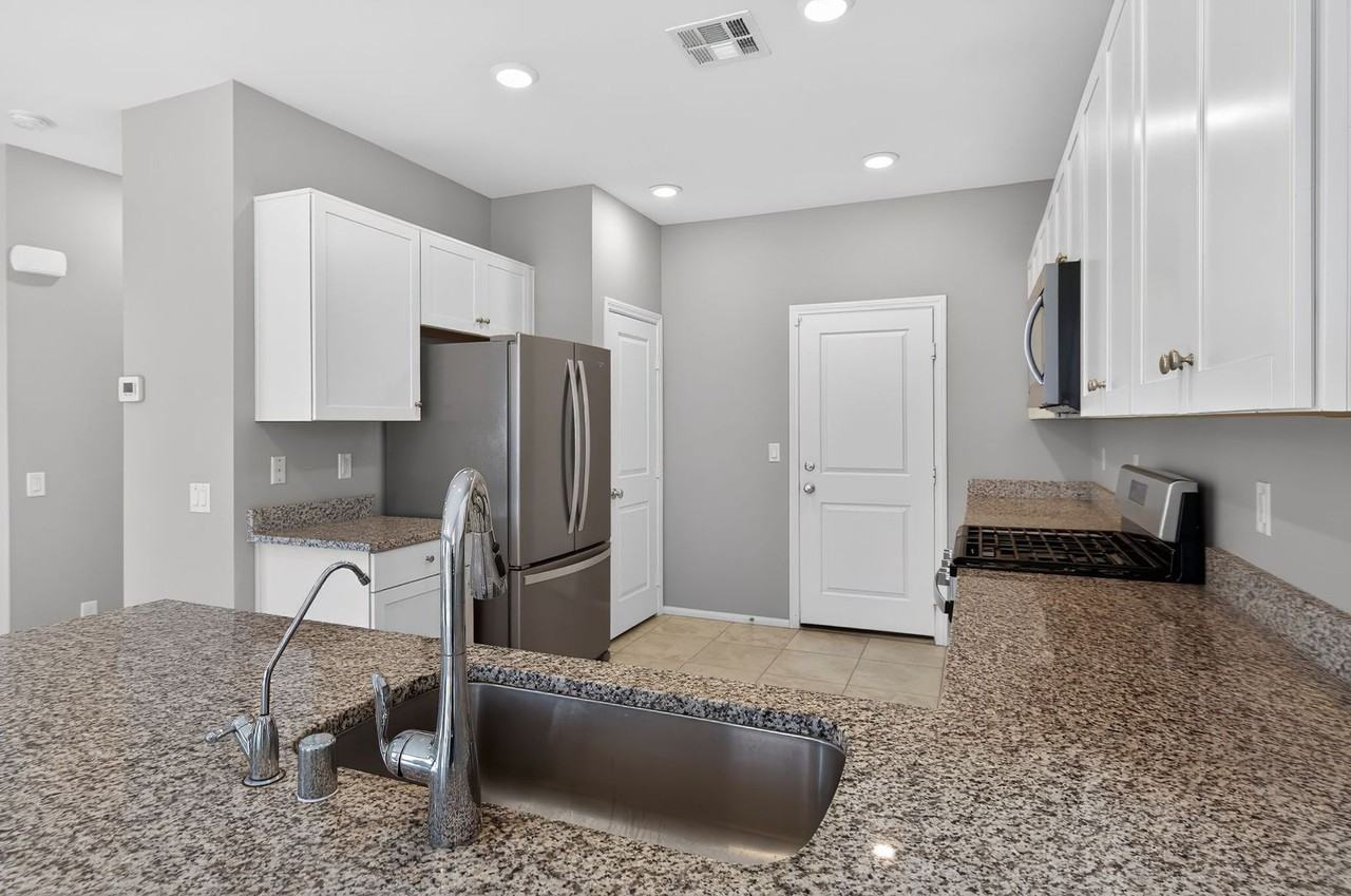 7144 Anchor Terrace St - Photo 7 of 26