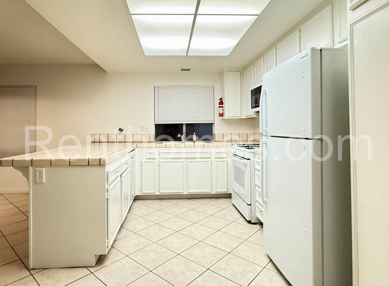 9937 Dauntless St - Photo 4 of 15