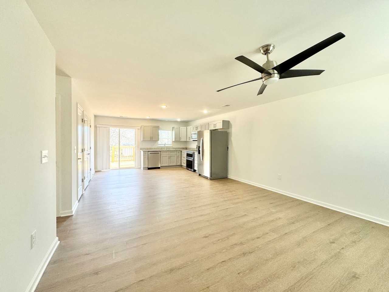 905 Dillard St - Photo 2 of 14