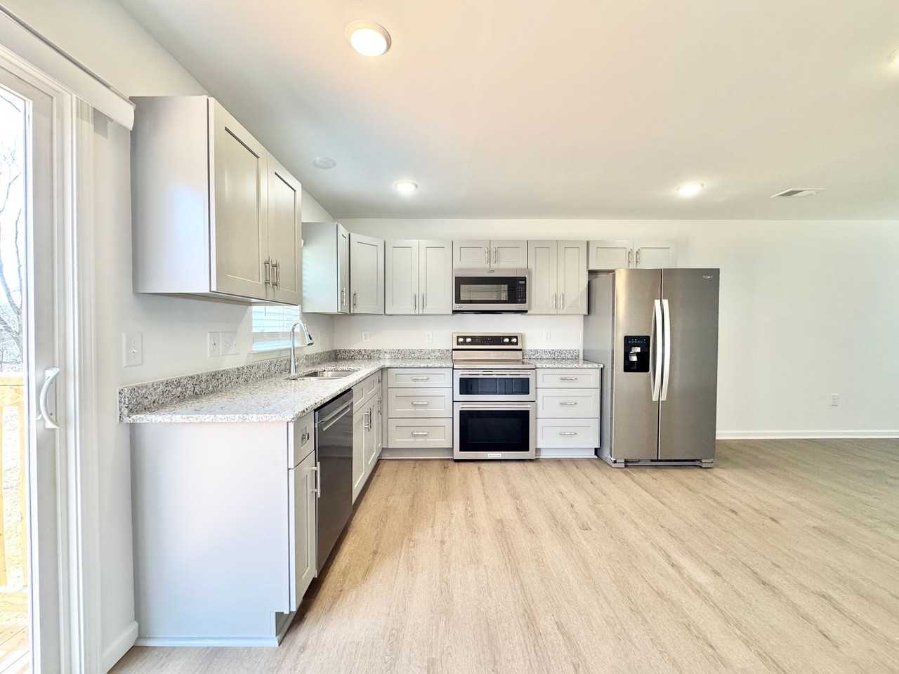 905 Dillard St - Photo 4 of 14