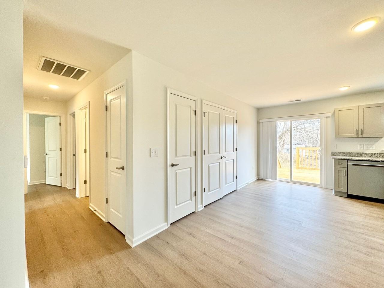 905 Dillard St - Photo 5 of 14