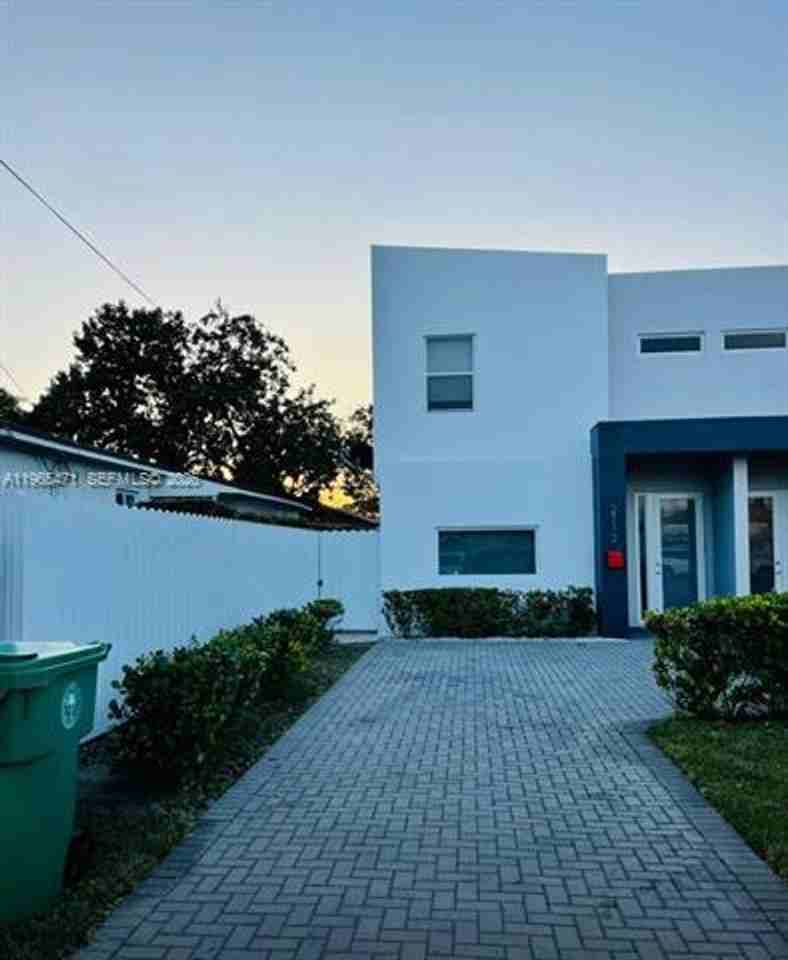 2772 2772 SW 31st Ct th 2772 - Photo 2 of 34